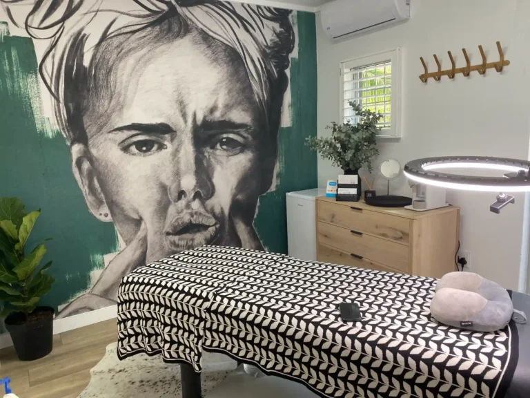 Double-volume wallpaper installation in Simbithi